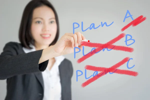 Changement de stratégie du plan d'affaires. Femme traversant les plans A, B , — Photo