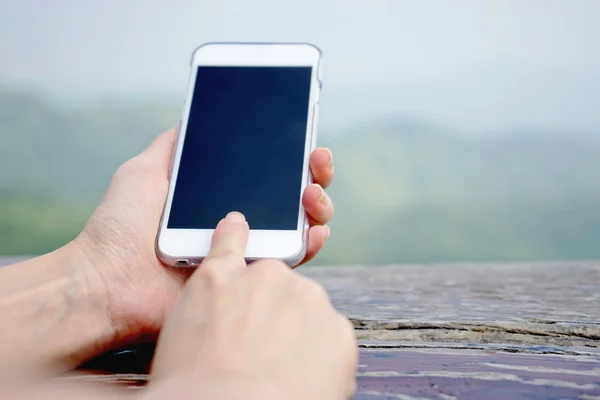 Bir akıllı telefon kullanarak el closeup. Sığ derinliği bes — Stok fotoğraf