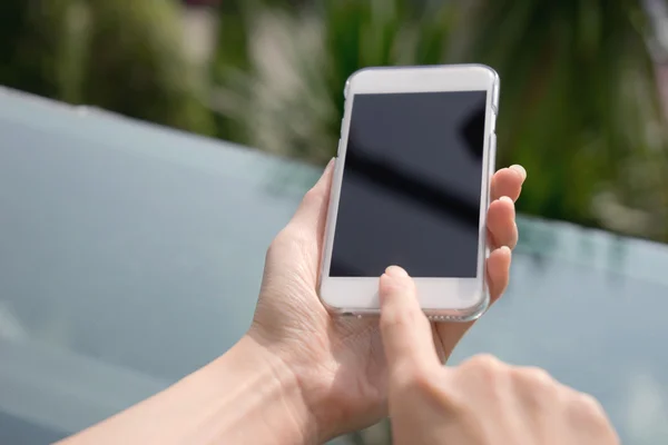 Imagen de primer plano de una mujer usando un teléfono inteligente —  Fotos de Stock