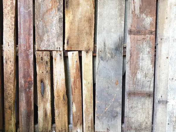 老旧乡村棚屋上风化木板侧向纹理的特写 — 图库照片
