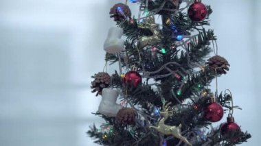 Kopya alanı olan Noel ağacı, metin için boşluk. Noel havası. Parıltılı bir etki. Mutlu Noeller.