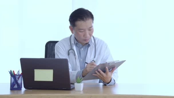 Médico Preenchendo Folha História Médica Usando Laptop Local Trabalho — Vídeo de Stock