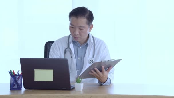 Lekarz Wypełnia Kartę Historii Choroby Korzysta Laptopa Miejscu Pracy — Wideo stockowe