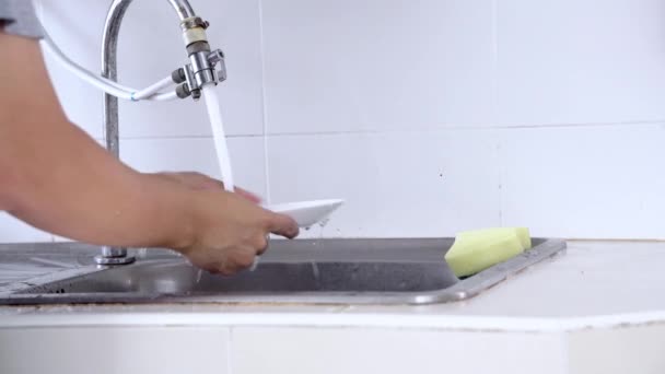 Pemuda Asia Berdiri Dan Mencuci Piring Dapur — Stok Video