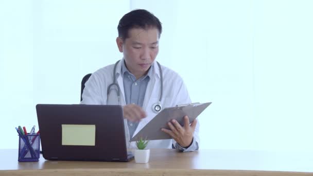 Médico Preenchendo Folha História Médica Usando Laptop Local Trabalho — Vídeo de Stock