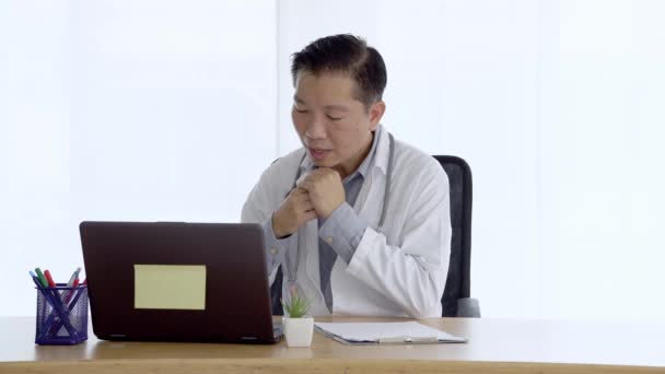 Doctor Hablando Con Paciente Haciendo Videollamadas Portátil Médico Habla Masculina — Vídeos de Stock