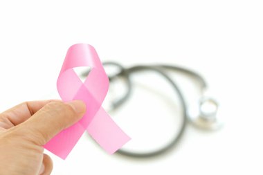Beyaz arka plan ve steteskopta pembe meme kanseri işareti tutan kadın. Kanser Günü konsepti.