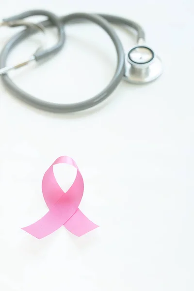 Różowa Wstążka Stetoskop Białym Tle Zbliżenie Koncepcja Świadomości Raka Piersi — Zdjęcie stockowe