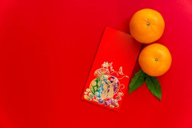 Kırmızı zarf kırmızı arka planda, kırmızı zarf hediye. Çin yeni yılı, yeni yıl gibi özel günlerde turuncu., 