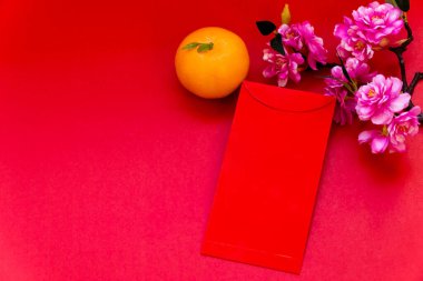 Kırmızı zarf kırmızı arka planda, kırmızı zarf hediye, portakal ve çiçek Çin yeni yılı, yeni yıl gibi özel günlerde., 
