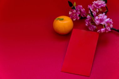 Kırmızı zarf kırmızı arka planda, kırmızı zarf hediye, portakal ve çiçek Çin yeni yılı, yeni yıl gibi özel günlerde., 