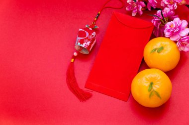 Kırmızı zarf kırmızı arka planda, kırmızı zarf hediye, portakal, çiçek ve Çin feneri Çin yeni yılı, yeni yıl gibi özel günlerde, 