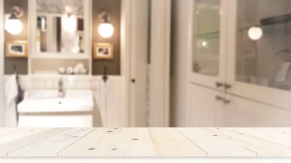 ぼかしバスルームの背景に木製のテーブルトップ デザインキービジュアル トップテーブル — ストック写真