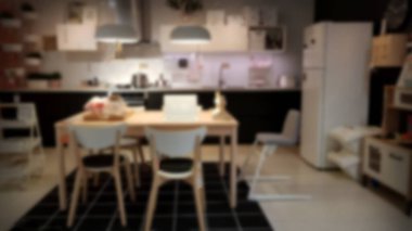 Yerleşim yeri yok. Bulanık yemek odası. Yemek masası ve sandalyeler için yer.