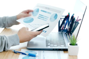 İş adamı cep telefonu kullanır. Finansal grafik ve yatırım grafiğini analiz et. Girişimci pazar analizi ve iş planı ile çalışır.