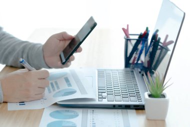İş adamı cep telefonu kullanır. Finansal grafik ve yatırım grafiğini analiz et. Girişimci pazar analizi ve iş planı ile çalışır.