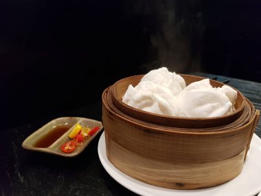 Izgara barbekü domuz etiyle doldurulmuş buğulanmış çörek. Çin yemeği.