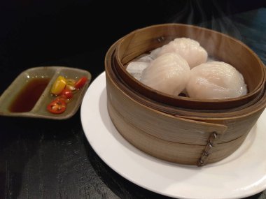 Çin Dim Sum Har Gow 'u bambu sepetinde. Çin yemekleri.