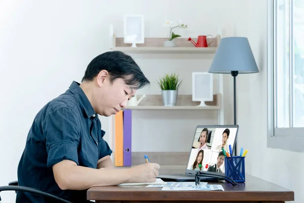 Online Training Young Guy Learns Online Video Conference Screen Teacher — Stock Photo, Image