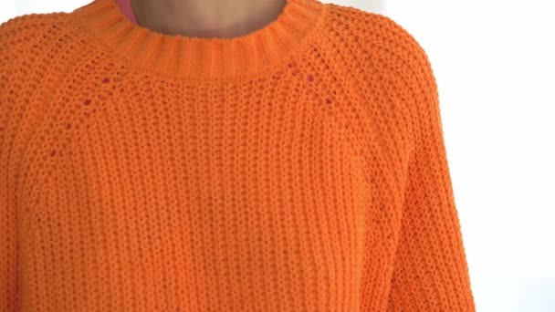 Знімок Жіночого Одягу Який Поклав Рожеву Ракову Стрічку Оранжевий Одяг — стокове відео