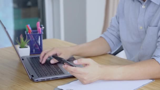 Manos Hombre Sosteniendo Teléfono Móvil Sus Manos Utilizando Gadget Para — Vídeo de stock