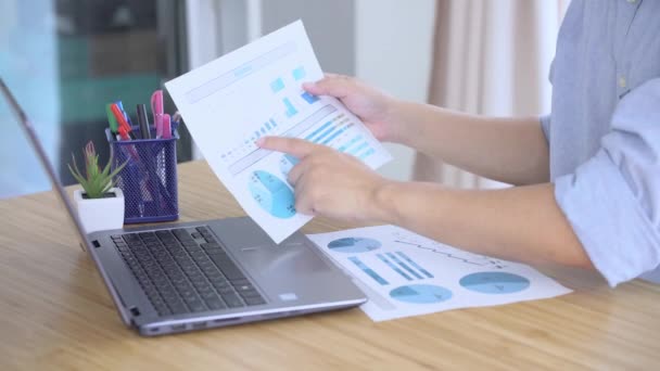 Empreendedor Analisando Estatísticas Novo Projeto Laptop — Vídeo de Stock