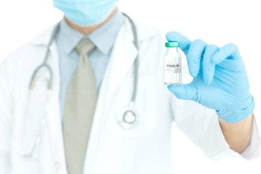 Coronavirus aşısı COVID-19 'un geliştirilmesi ve yaratılması. Coronavirus aşısı kavramı doktor mavi aşı kavanozunun elinde. Aşı Coronavirus 'a karşı savaş kavramı.