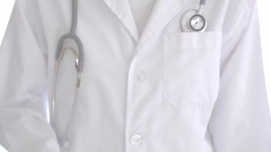 Dünya göğüs kanseri günü konsepti, elinde pembe kurdele tutan genç Asyalı doktor, kameraya bakıyor, kanser sembolü.