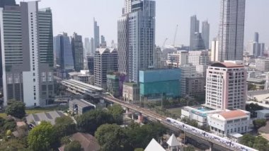 BANGKOK, THAILAND - 15 Şubat 2021 BTS Bangkok Mass Transit Sistemi, istasyona giden gökyüzü treni 