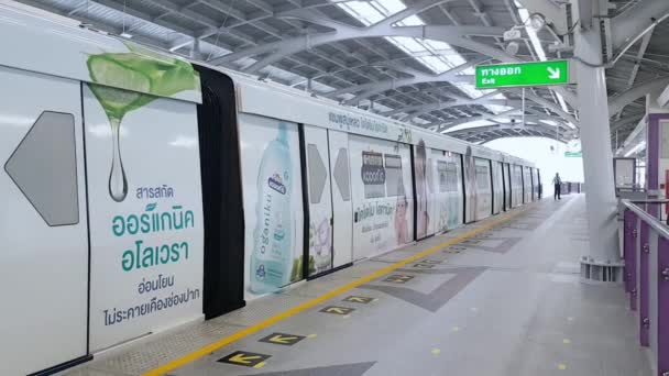 泰国曼谷 2021年2月15日 曼谷地铁地面列车关闭 从月台开出 暴雨天气 从天篷到铁路的水流 湿站楼层 — 图库视频影像