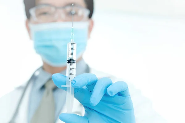Male Doctor Holding Syringe Needle Getting Ready Injections Cure Patients — Stock Photo, Image