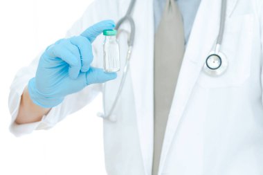 Aşılar virüse karşı savaşıyor, doktor ya da bilim adamı laboratuarda elinde sıvı aşılarla bir şırınga tutuyor. Kavram: hastalıklar, tıbbi bakım