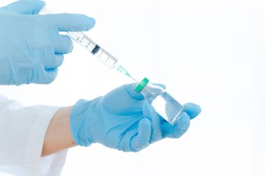 Aşılar virüse karşı savaşıyor, doktor ya da bilim adamı laboratuarda elinde sıvı aşılarla bir şırınga tutuyor. Kavram: hastalıklar, tıbbi bakım. 