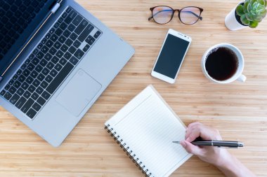 Ofisteki bilgisayarda çalışan iş adamının genel görünüşü. İş görüşleri