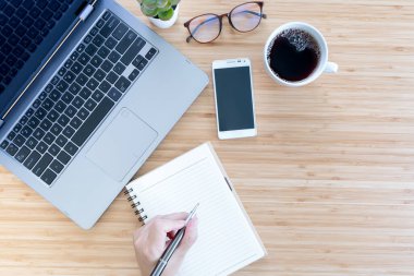 Ofisteki bilgisayarda çalışan iş adamının genel görünüşü. İş konsepti