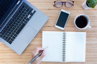 Ofisteki bilgisayarda çalışan iş adamının genel görünüşü. İş konsepti