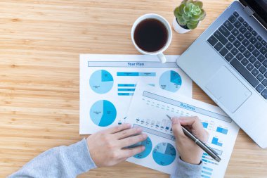 Evden çalışıyorum. Masasında dizüstü bilgisayarı, boş not defteri, sehpanın üzerinde kahve fincanı ve kalem vardı. Düz görünüm kopyalama aralığı.