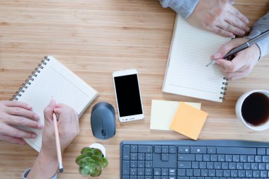 Ofisteki bilgisayarda çalışan iş adamının genel görünüşü. İş konsepti