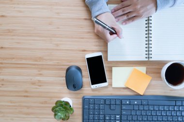 Ofisteki bilgisayarda çalışan iş adamının genel görünüşü. İş konsepti