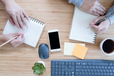 Ofisteki bilgisayarda çalışan iş adamının genel görünüşü. İş konsepti