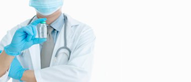 Aşılar virüse karşı savaşıyor, doktor ya da bilim adamı laboratuarda elinde sıvı aşılarla bir şırınga tutuyor. Kavram: hastalıklar, tıbbi bakım. 