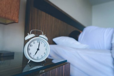 Yatak odasında uyanmadan önce yatağında sakin bir adam. Yatakta uzanan adama yaklaş.