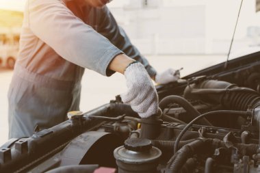 Araba servisi ve bakım yapan tanınmayan tamircinin ellerine odaklan. Yağ ve yakıt filtresi değişiyor. servis