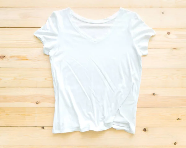 フラットレイ 茶色の木製の背景に白いTシャツのモックアップ テンプレート — ストック写真