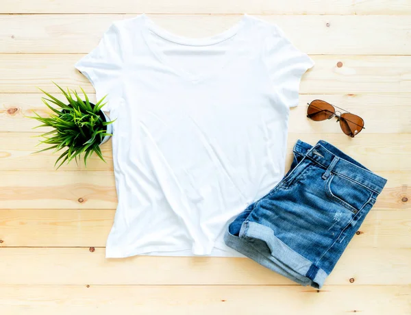 Branco Camiseta Mockup Jeans Curtos Óculos Sol Sobre Fundo Madeira — Fotografia de Stock