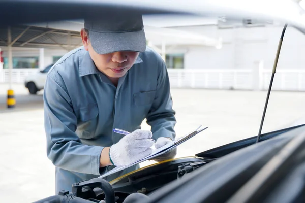 Mechanic Checking Car Engine Taking Notes — Stock Photo, Image