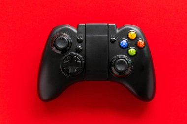 Kırmızı arkaplanda izole edilmiş siyah oyun Joystick