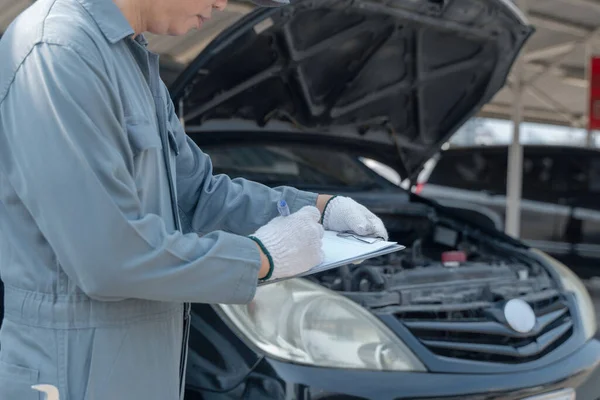 Mechanic Checking Car Engine Taking Notes — Stock Photo, Image