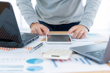 İş adamı el ele tutuşu tableti iş verilerini analiz etmek için çalışıyor, bilgisayarlı finans belgesi, iş konsepti,