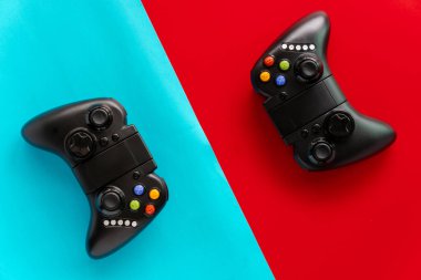 Kırmızı ve mavi arkaplanda izole edilmiş siyah oyun Joystick